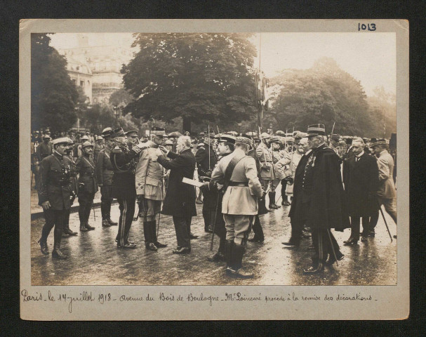 Avenue du Bois de Boulogne. Monsieur Poincaré procède à la remise des décorations