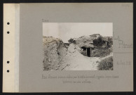 Le Plémont. Abri allemand sous un rocher, sur la crête du massif ; à gauche, boyau d'accès bouleversé par notre artillerie