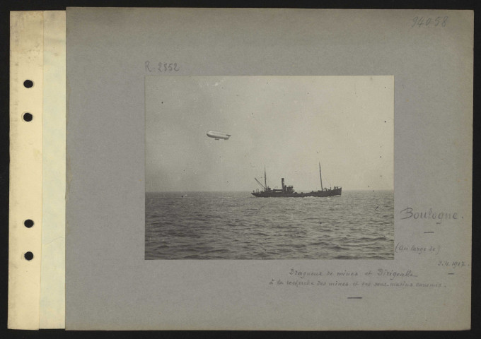 Boulogne (au large de). Dragueur de mines et dirigeable à la recherche des mines et des sous-marins ennemis