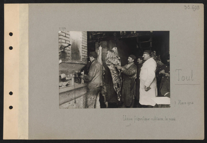 Toul. Usine frigorifique militaire ; la pesée