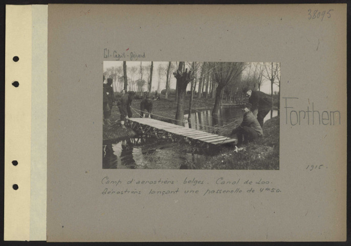Forthem. Camp d'aérostiers belges. Canal de Loo. Aérostiers lançant une passerelle de 4,50 mètres