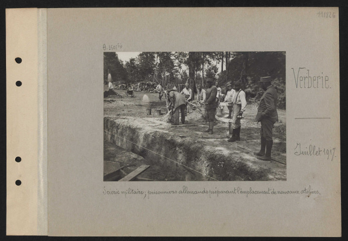 Verberie. Scierie militaire ; prisonniers allemands préparant l'emplacement de nouveaux ateliers