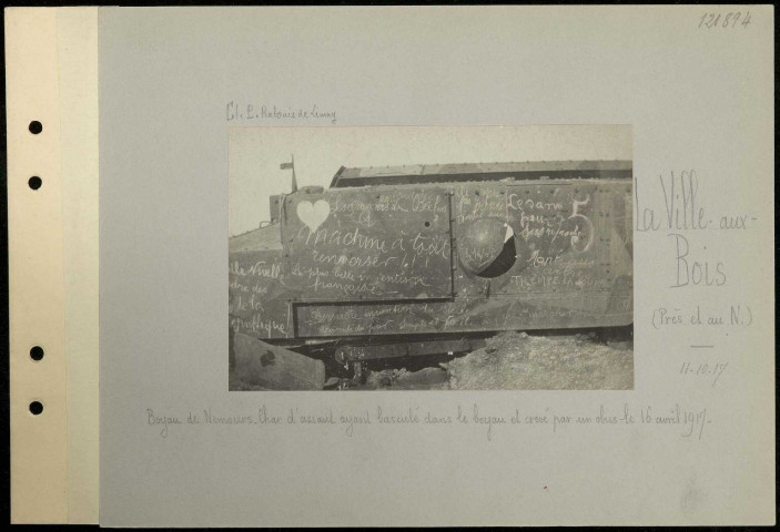 La Ville-aux-Bois (près et au nord). Boyau de Nemours. Char d'assaut ayant basculé dans le boyau et crevé par un obus le 16 avril 1917