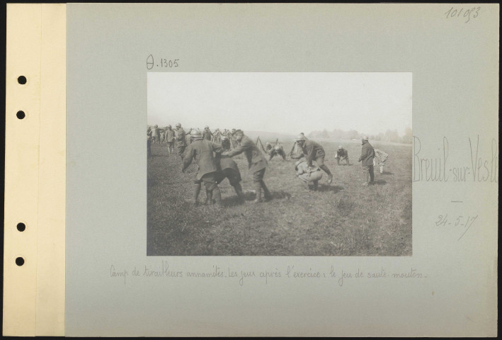 Breuil-sur-Vesle. Camp de tirailleurs annamites. Les jeux après l'exercice : le jeu de saute-mouton