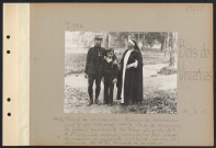 Bois de Vincennes. Près le Champ de manœuvres. Remise de décorations par le général Liénard, commandant la place de Vincennes. Le soldat annamite Vo Thang Long du 34e RI coloniale, engagé volontaire qui vient de recevoir la médaille militaire, et son infirmière Mme W. G. Howard de Wicklow