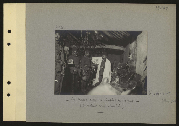 Hernicourt. Cantonnement de spahis tunisiens. Intérieur d'une chambrée