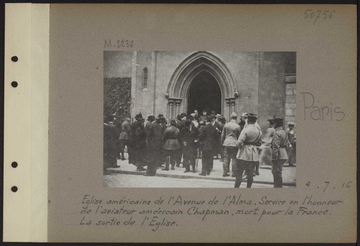 Paris. Eglise américaine de l'avenue de l'Alma. Service en l'honneur de l'aviateur américain Chapman, mort pour la France. La sortie de l'église