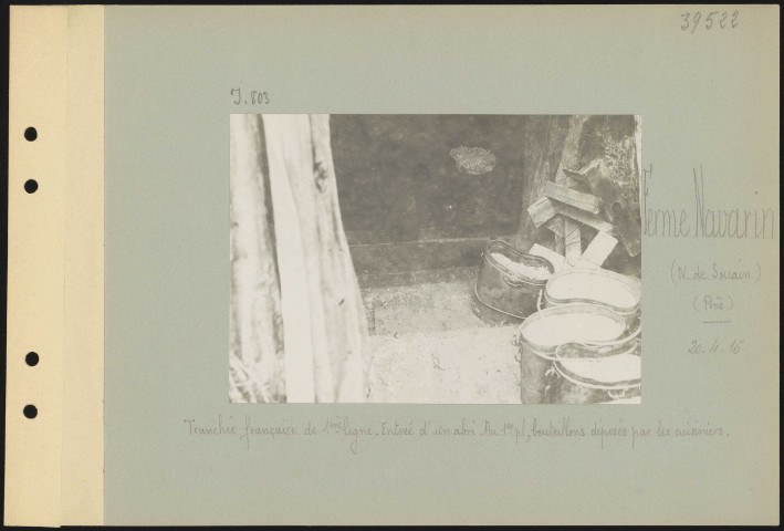 Ferme Navarin (nord de Souain) (près). Tranchée française de deuxième ligne. Entrée d'un abri. Au premier plan, bouteillons déposés par les cuisiniers