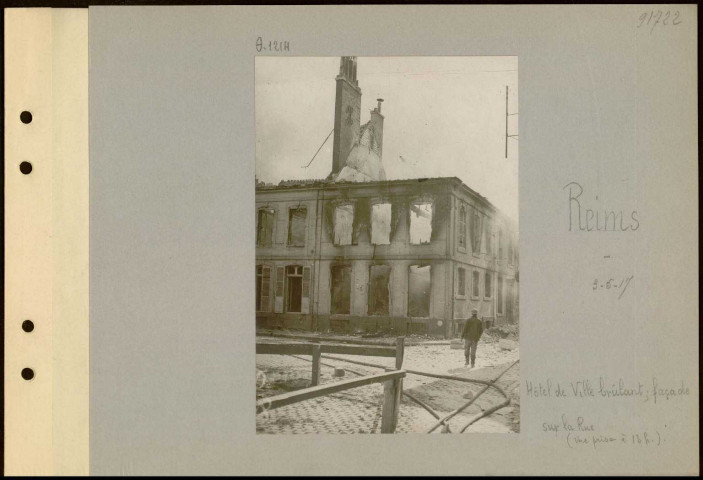 Reims. Hôtel de ville brûlant ; façade sur la rue (vue prise à 13h)