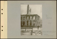 Reims. Hôtel de ville brûlant ; façade sur la rue (vue prise à 13h)