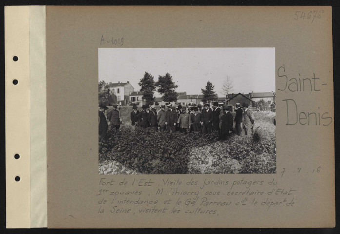 Saint-Denis. Fort de l'Est. Visite des jardins potagers du premier zouaves. M. Thierry, sous-secrétaire d'État de l'Intendance et le général Parreau commandant le département de la Seine, visitent les cultures