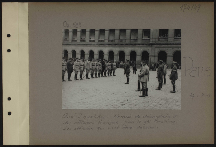 Paris. Aux Invalides. Remise de décorations à des officiers français par le général Pershing. Les officiers qui vont être décorés