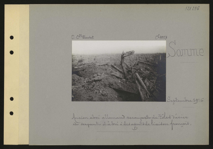 Somme. Ancien abri allemand recouvert de tôles d'acier et servant d'abri à des agents de liaison français