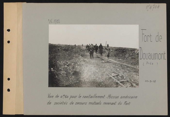 Fort de Douaumont (près). Voie de 0 m 60 pour le ravitaillement. Mission américaine de sociétés de secours mutuels revenant du fort