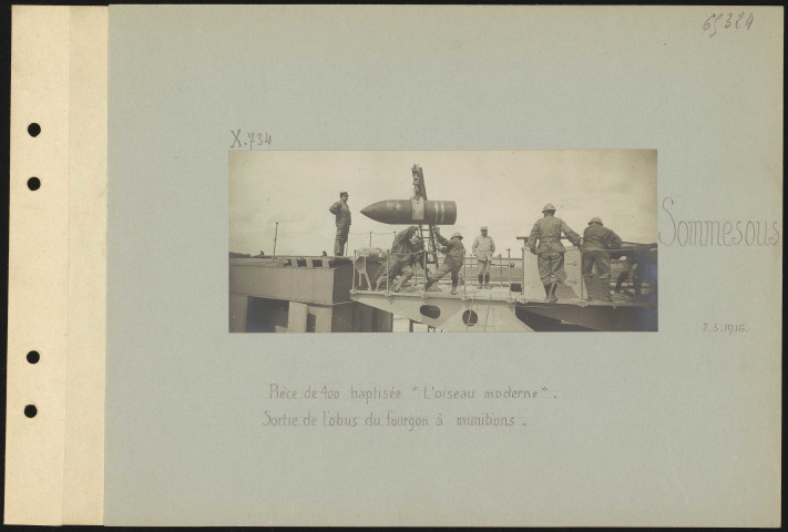 Sommesous. Pièce de 400 baptisée "L'oiseau moderne". Sortie de l'obus du fourgon à munitions