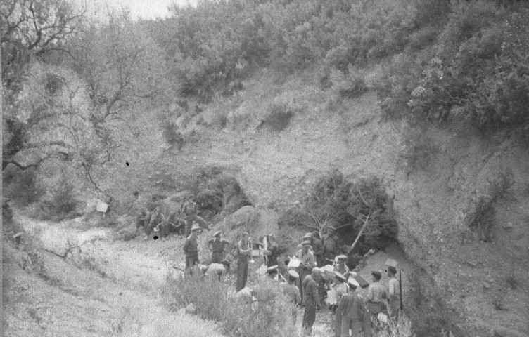 Etat Major de la XIIIe BI dans un ravin ("Baranco"), aprés qu'une bombe de l'aviation franquiste soit tombéependant la bataille de l'Ebre