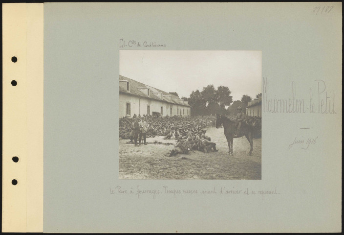Mourmelon-le-Petit. Le parc à fourrages. Troupes russes venant d'arriver et se reposant