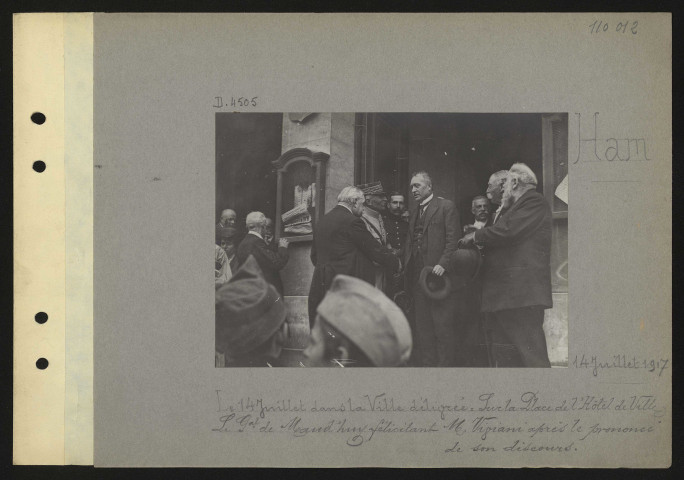 Ham. Le 14 juillet dans la ville délivrée : sur la place de l'Hôtel de ville. Le général de Maud'huy félicitant monsieur Viviani après le prononcé de son discours