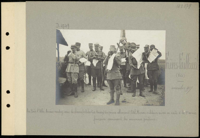 Frières-Faillouët (près). Au Bois l'Abbé. Ancien rendez-vous de chasse ("Hubertus Haus") du prince allemand Eitel. Mission militaire suisse en visite à la 3e armée française examinant les anciennes positions