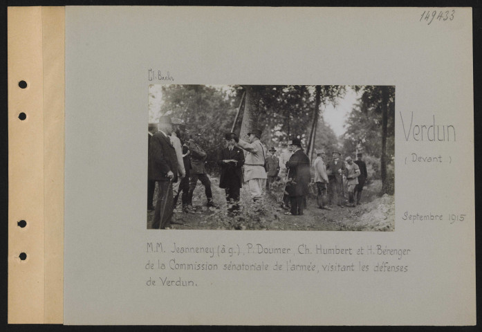 Verdun (devant). MM. Jeanneney (à gauche), P. Doumer, Ch. Humbert et H. Bérenger, de la commission sénatoriale de l'armée, visitant les défenses de Verdun