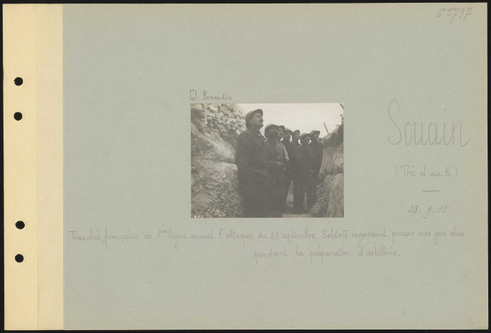 Souain (près et au nord). Tranchée française de première ligne avant l'attaque du 25 septembre. Soldats regardant passer nos gros obus pendant la préparation d'artillerie