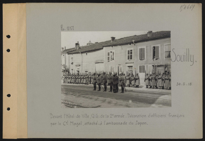 Souilly. Devant l'hôtel de ville. QG de la 2e armée. Décoration d'officiers français par le colonel Nagaï, attaché à l'ambassade du Japon