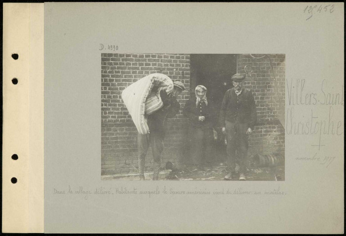 Villers-Saint-Christophe. Dans le village délivré. Habitants auxquels le Secours américain vient de délivrer un matelas