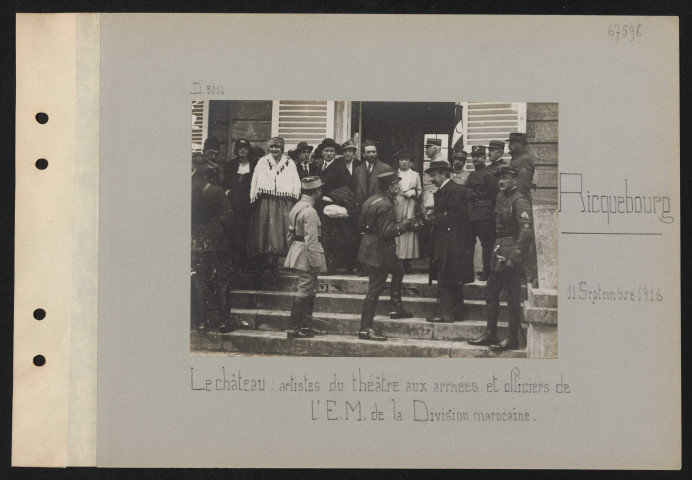 Ricquebourg. Le château : artistes du théâtre aux armées et officiers de l'EM de la division marocaine