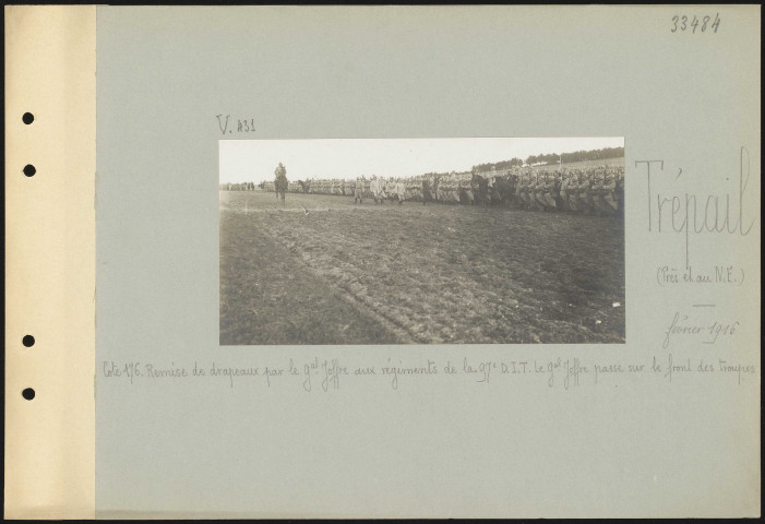 Trépail (près et au nord-est). Cote 176. Remise de drapeaux par le général Joffre aux régiments de la 97e division d'infanterie territoriale. Le général Joffre passe sur le front des troupes