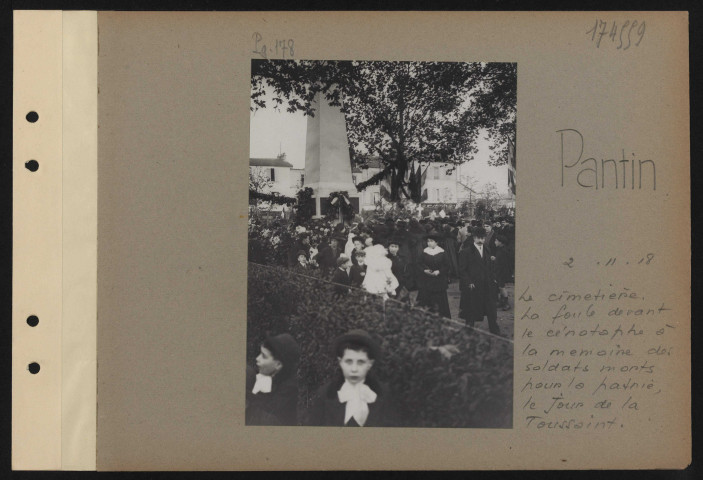 Pantin. Le cimetière. La foule devant le cénotaphe à la mémoire des soldats morts pour la patrie, le jour de la Toussaint