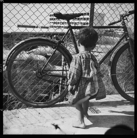 Portraits d'enfants et foule sur la plage