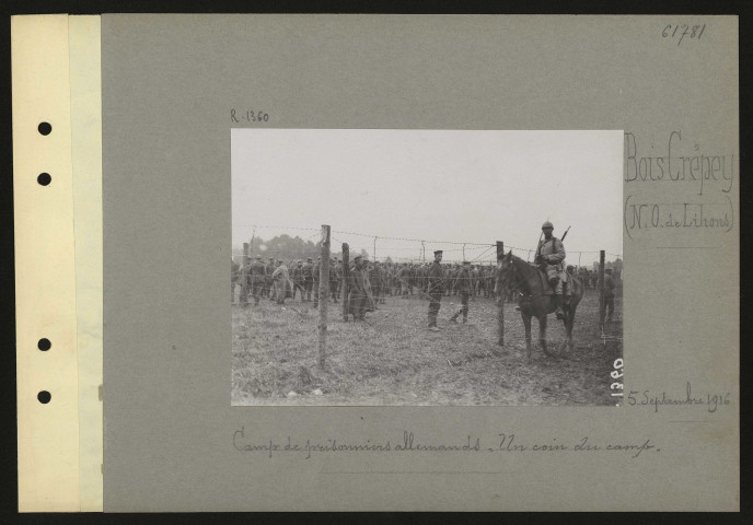 Bois Crépey (nord-ouest de Lihons). Camp de prisonniers allemands : un coin du camp