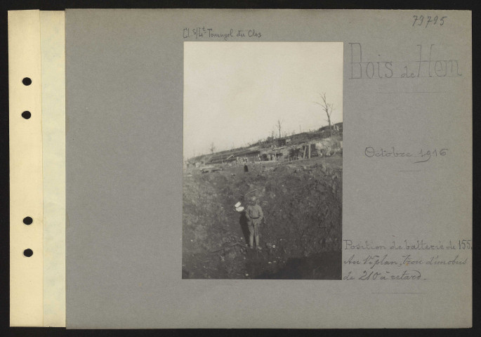 Bois de Hem. Position de batterie de 155. Au premier plan, trou d'un obus de 210 à retard