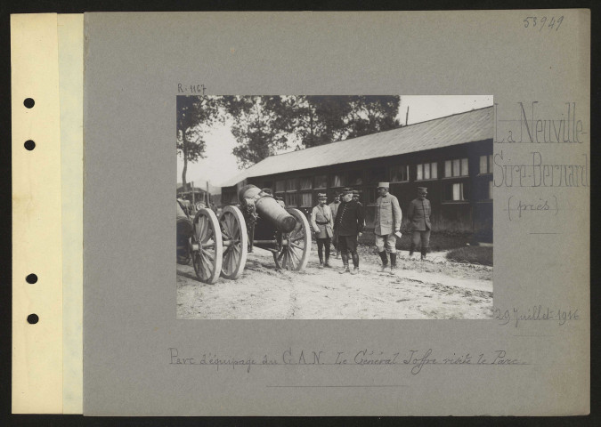 La Neuville-Sire-Bernard (près). Parc d'équipage du groupe d'armée du nord. Le général Joffre visite le parc