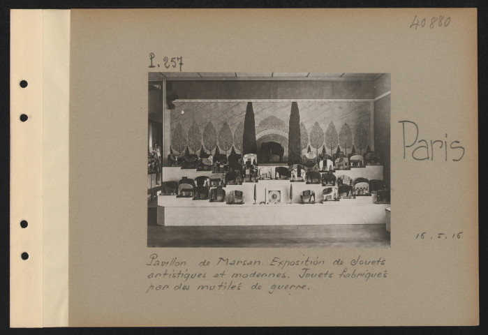 Paris. Pavillon de Marsan. Exposition de jouets artistiques et modernes. Jouets fabriqués par des mutilés de guerre