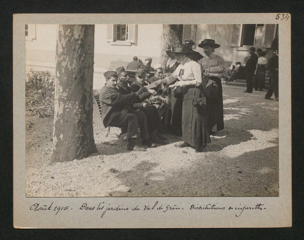 Dans les jardins du Val-de-Grâce. Distribution de cigarettes
