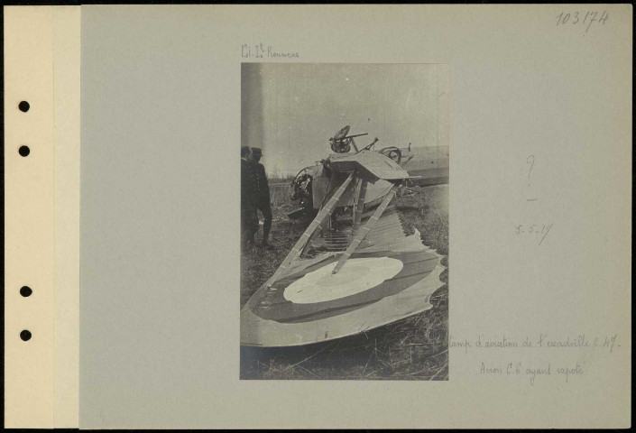 Dans l'Aisne. Camp d'aviation de l'escadrille C 47. Avion C 6 ayant capoté