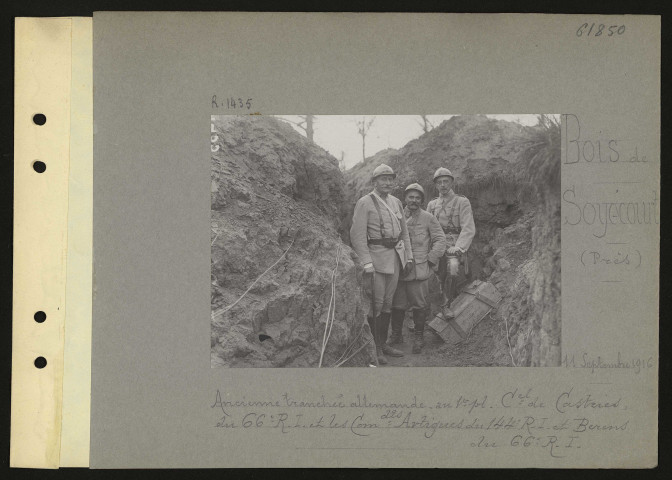 Bois de Soyécourt (près). Ancienne tranchée allemande. Au premier plan colonel de Castries, du 66e régiment d'infanterie et les commandants Artigues du 14e régiment d'infanterie et Berens du 66e régiment d'infanterie