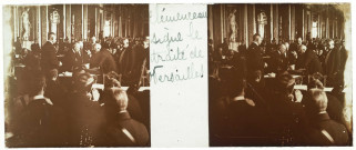 Clémenceau signe le traité de Versailles