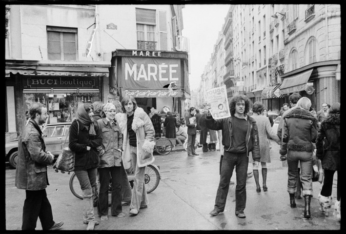 Arthur Miller faisant ses courses. Au marché de Buci, distribution du numéro de « Rouge » portant sur l'assassinat de Pierre Overney