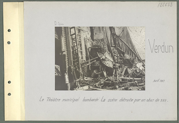 Verdun. Le théâtre municipal bombardé. La scène détruite par un obus de 380