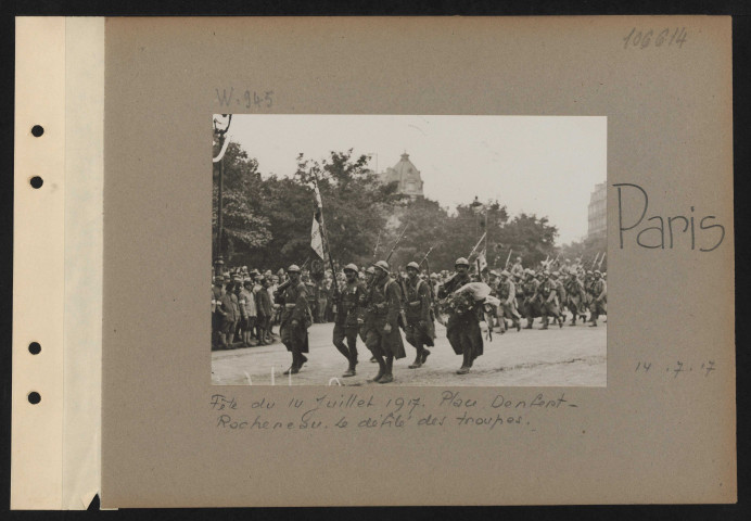Paris. Fête du 14 juillet 1917. Place Denfert-Rochereau. Le défilé des troupes