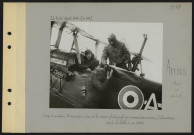 Arras (près). Camp d'aviation britannique. Avion de la section photographique revenant de mission ; l'observateur remet ses clichés à un soldat