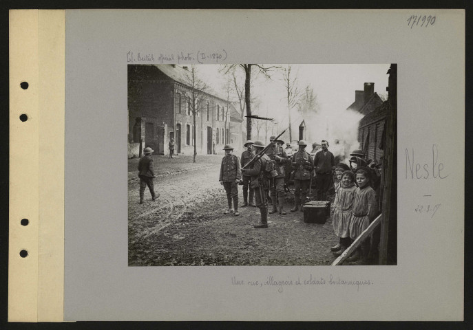 Nesle. Une rue, villageois et soldats britanniques