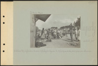 Cuperly. Ambulance 4/37. Infirmiers à la corvée d'épluchage de légumes. Au deuxième plan, à droite, vus de dos, deux prisonniers allemands