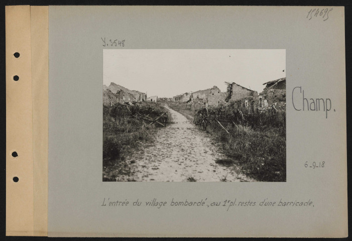 Champ. L'entrée du village bombardé ; au premier plan, restes d'une barricade