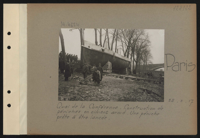 Paris. Quai de la conférence. Construction de bateaux en ciment armé. Une péniche prête à être lancée