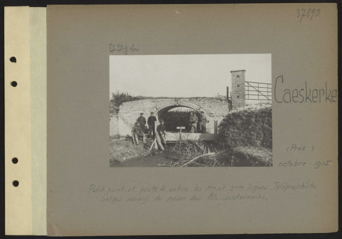 Caeskerke (près). Petit pont et poste 4 entre les premières et deuxième lignes. Télégraphistes belges venant de poser des fils souterrains