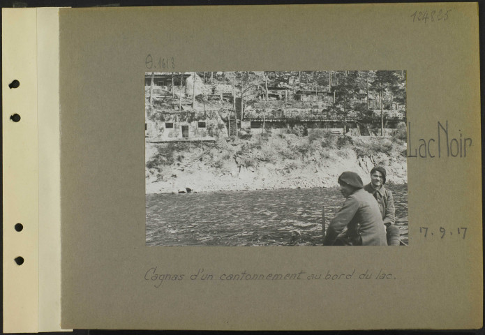 Lac Noir. Cagnas d'un cantonnement au bord du lac