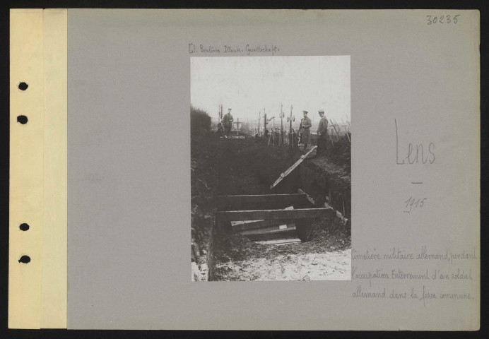 Lens. Cimetière militaire allemand, pendant l'occupation. Enterrement d'un soldat allemand dans la fosse commune